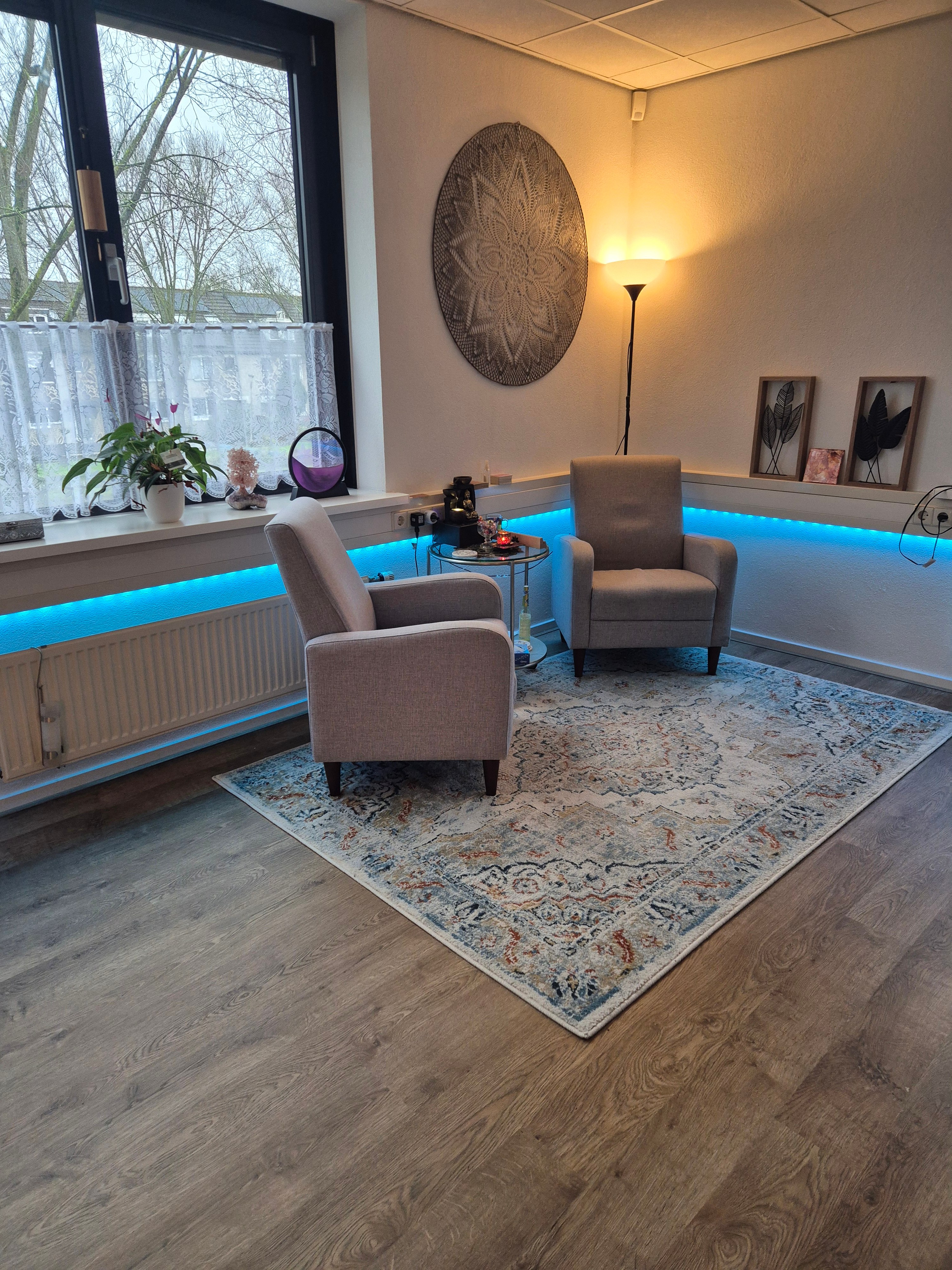 Gezellige zithoek bij Essence Healing met comfortabele fauteuils