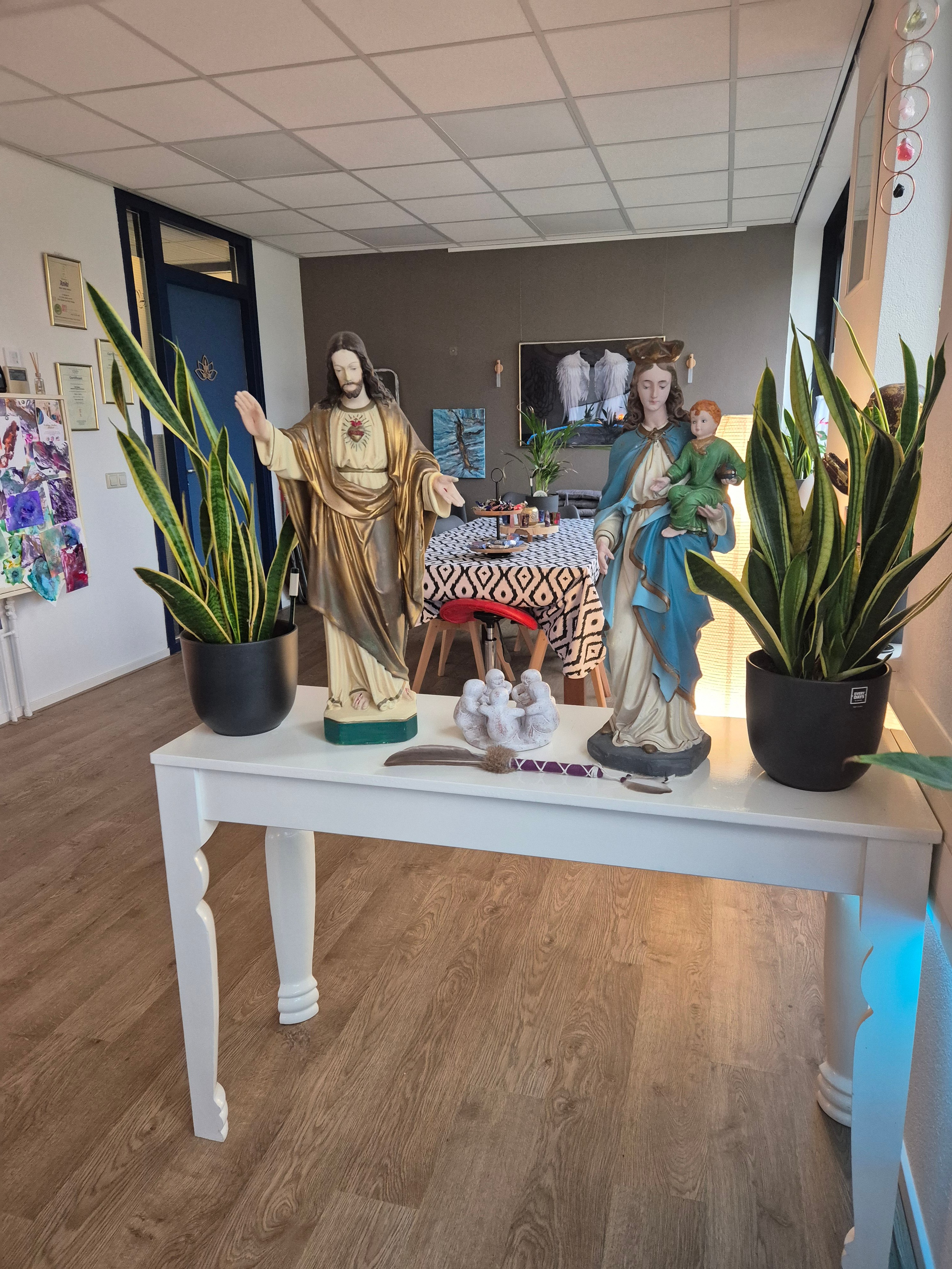 Entree met heilige beelden en planten