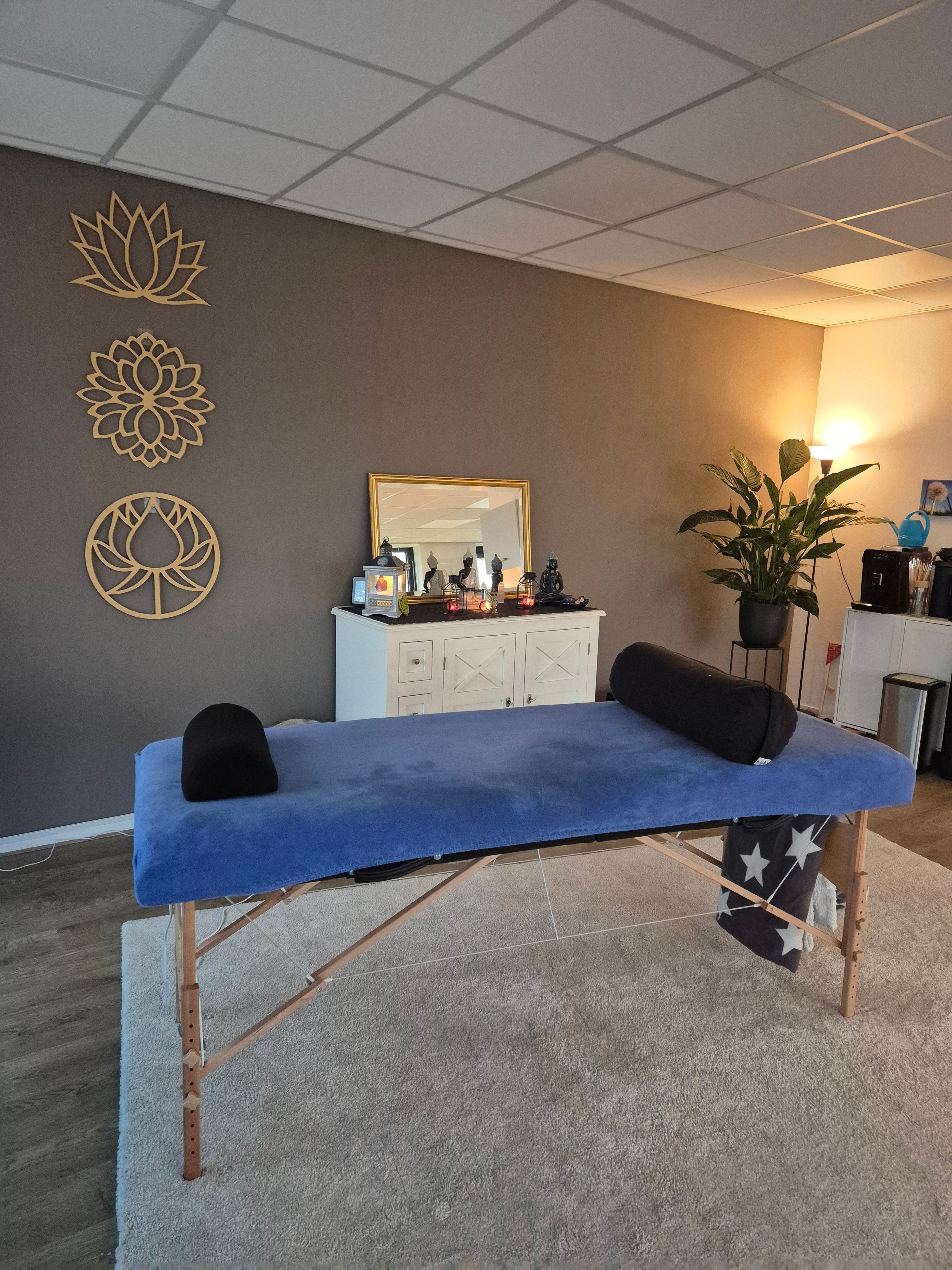 Behandelruimte met lotus wanddecoratie